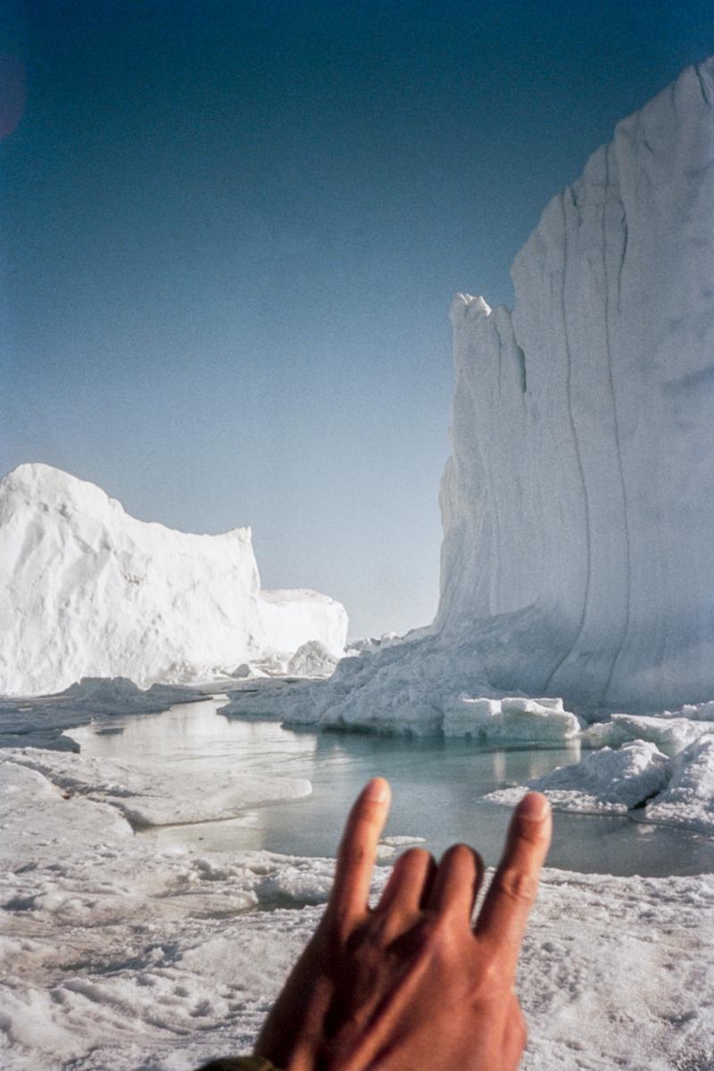 Rocke-hånd foran isfjell